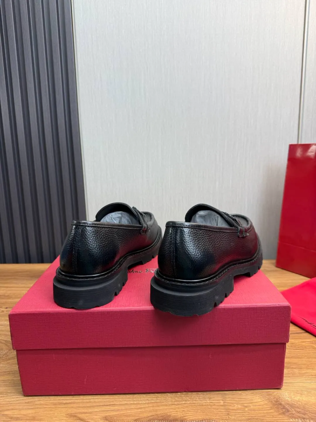 Men's shoes 💰880💰 Ferragamo. [Ferragamo] men's thick-soled loafers, the latest hot style, 1:1 original purchase quality, top quality, imported open-edge beaded cowhide leather on the upper, hand-made three-dimensional stitching highlights the round toe design, the inner foot pads are all imported cowhide, with original lightweight foam outsole, matching code 39-44, (38, 45 custom-made, non-refundable)
